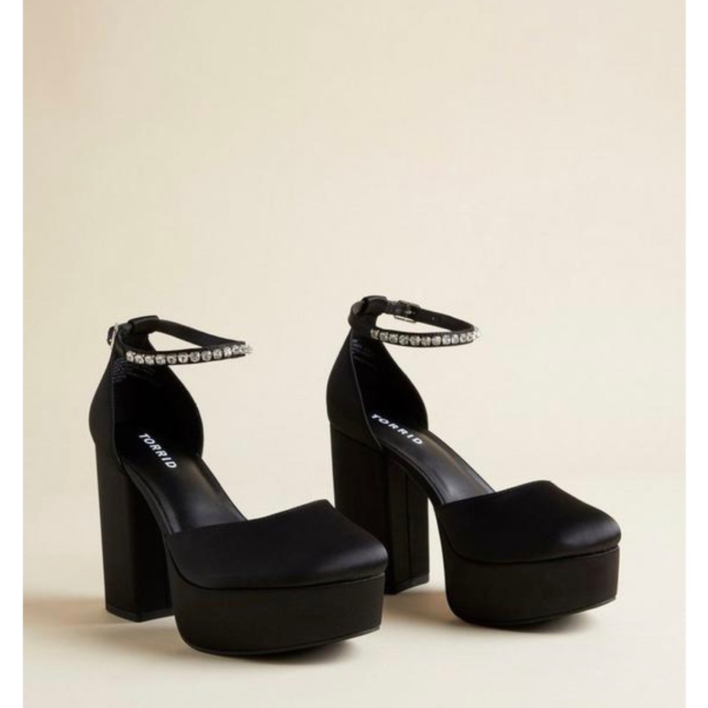 PLATFORM HEEL WITH RHINESTONE DETAIL